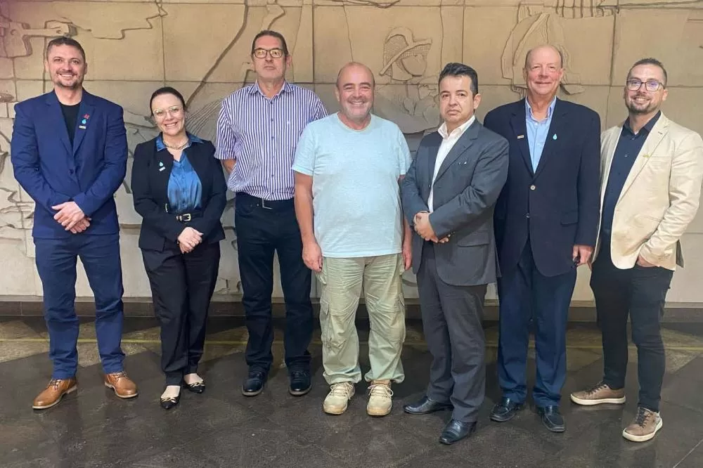 Simepar e instituto do Nebraska vão implementar projeto de irrigação no Noroeste. Da esquerda para a direita: Ivo Zution, pesquisadora Aline Santos, Flavio Deppe, pesquisador Eduardo Gobbi, Paulo de Tarso (Diretor Presidente do Simepar), Christofer Neale 