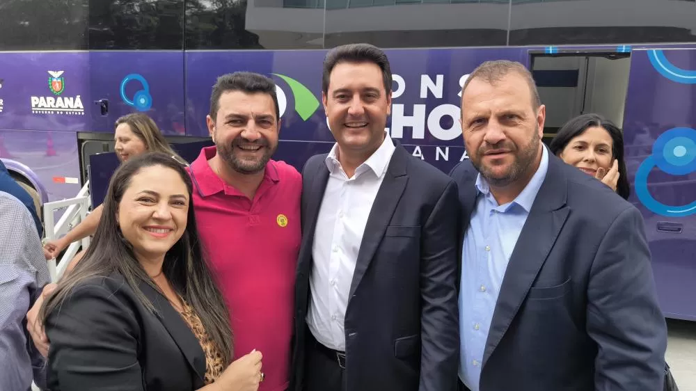 Secretária de Assistência Social de Marechal Rondon e primeira-dama, Andria Backes, prefeito Adriano Backes, governador Ratinho Junior e o secretário de Estado de Desenvolvimento Social e Família, Rogério Carboni, por ocasião do evento nesta terça-feira