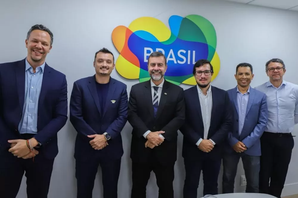 Da esquerda para a direita: o Diretor de Marketing Internacional, Negócios e Sustentabilidade, Bruno Reis; o secretário de Turismo de Foz do Iguaçu, Jin Bruno Petrycoski; o presidente da Embratur, Marcelo Freixo; o supervisor de Transporte Aéreo, Maurício
