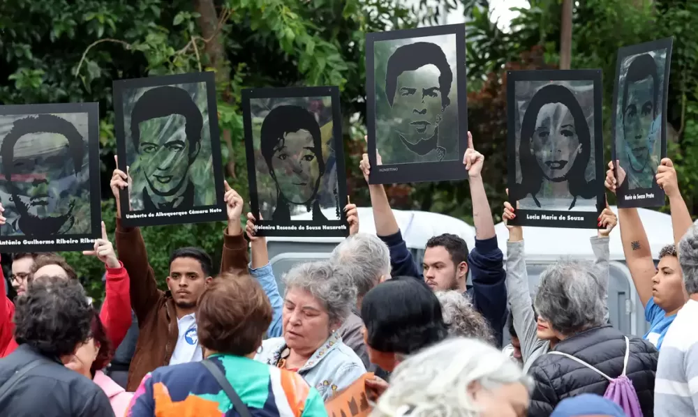 Ativistas, pesquisadores, advogados, estudantes e familiares de mortos ou desaparecidos participaram neste domingo da 5ª Caminhada do Silêncio pelas Vítimas de Violência do Estado. A caminhada começou em frente ao antigo Destacamento de Operações de Infor
