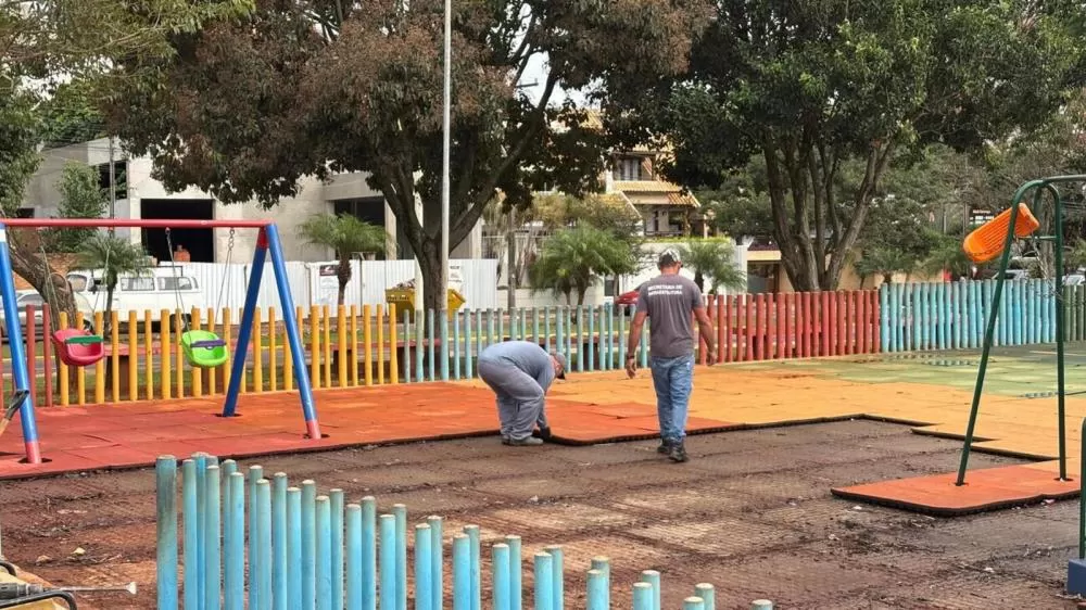 A Secretaria de Infraestrutura Rural e Urbana e de Serviços Públicos (Infra) iniciou nesta quarta-feira (9) a reforma do piso do parque infantil localizado no Parque Ecológico Diva Paim Barth. A primeira etapa da intervenção consiste na remoção das placas