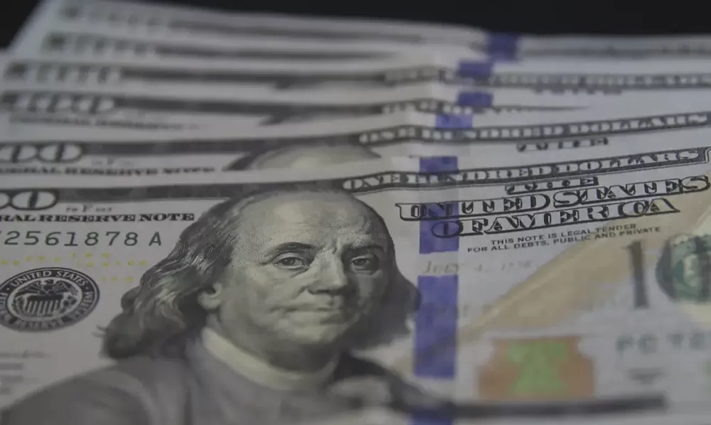 Dólar chega perto dos R$ 5,90 com tensões comerciais