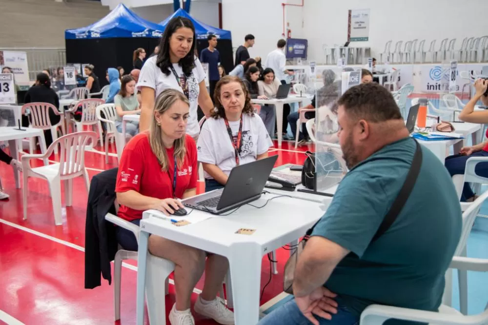 Suporte tecnológico otimiza atendimentos na feira de serviços Paraná em Ação
