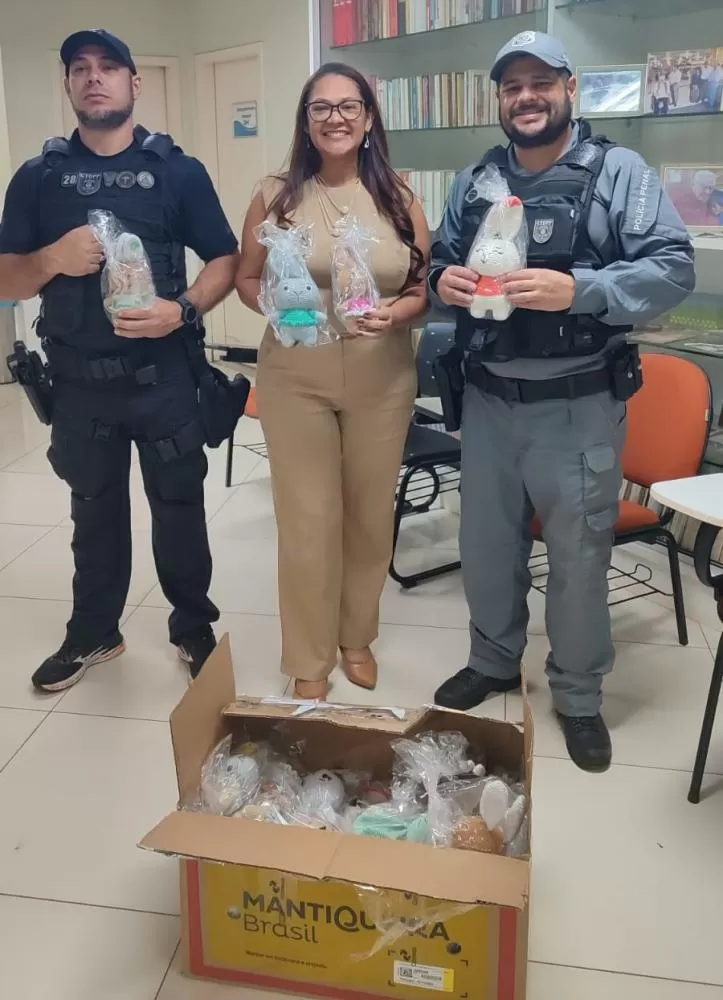 HMPGL recebendo da Penitenciária Estadual III os coelhinhos artesanais, que trarão aconchego e acolhimento para as crianças internadas nesta Páscoa.
