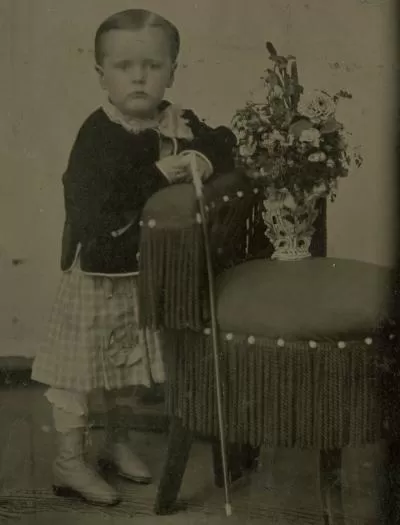 Harris aos três anos, na época em que foi morar com os avós.