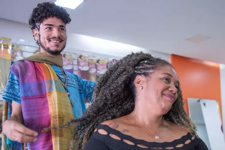 Estudo ressalta a importância de políticas como o Programa Acredita no Primeiro Passo, lançado pelo Governo Federal no ano passado, para a ampliação do acesso ao microcrédito e para a capacitação profissional de empreendedores. Foto: Vitor Vasconcelos / S