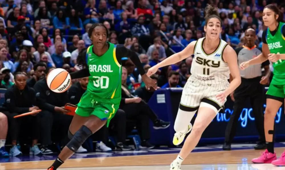 Contando com um elenco formado em sua maioria por jovens atletas, a seleção brasileira feminina de basquete foi derrotada na noite desta sexta-feira (2) pela equipe do Chicago Sky, da WNBA (liga norte-americana da modalidade), por 89 a 62, em Baton Rouge,
