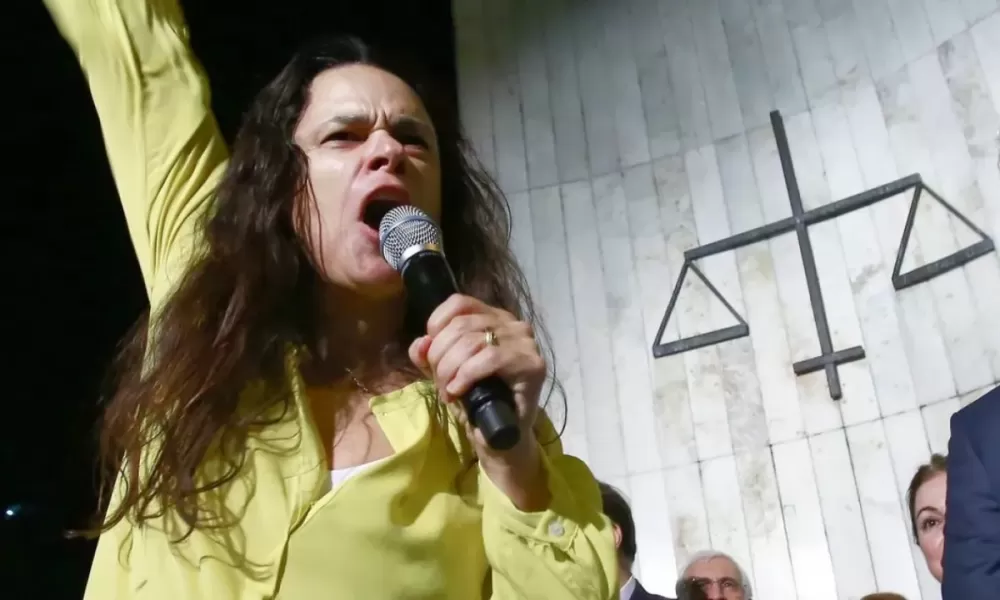  JANAÍNA PASCHOAL discursa na Faculdade de Direito da USP em 2016 pelo impeachment de DILMA ROUSSEFF | Foto: Edilson Dantas
