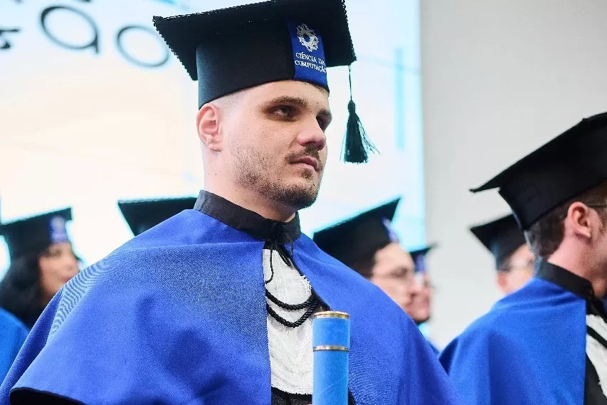 Acadêmico cego conclui graduação em Ciência da Computação na Unioeste - Gustavo Hanke, agora egresso do curso realizado no campus Cascavel, ingressou na faculdade ainda durante a pandemia de Covid-19, no final de 2021 Foto: Unioeste