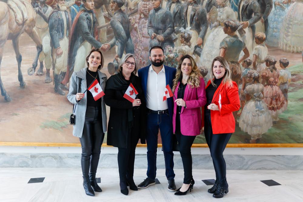 Governador Carlos Massa Ratinho Jr participa do encontro com professores do Projeto Ganhando o Mundo que irão viajar para o Canadá e Finlândia Foto: Gabriel Rosa/AEN