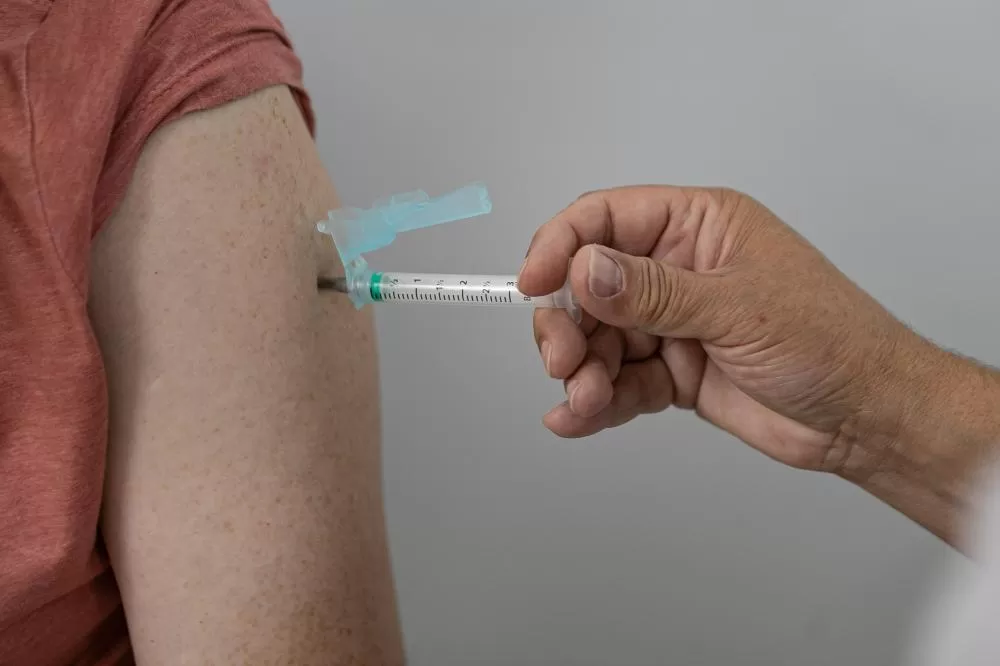 Dia D: Paraná aplica 374,8 mil vacinas, supera meta e está em 2º na imunização contra a gripe