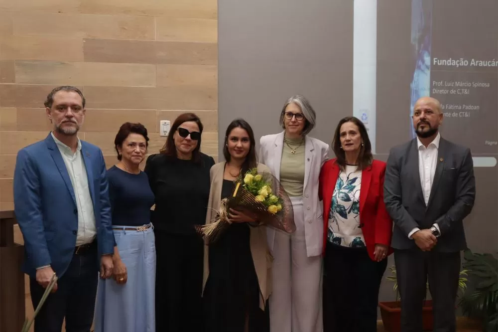 O vice-presidente da Apiesp, Leandro Vanalli; a gerente da Fundação Araucária, Fátima Padoan, as filhas Lígia e Julia Rufini; a reitora, Marta Favaro, a assessora técnica Cláudia Oliveira; e o diretor de Ciência, Tecnologia e Inovação da Fundação Araucári