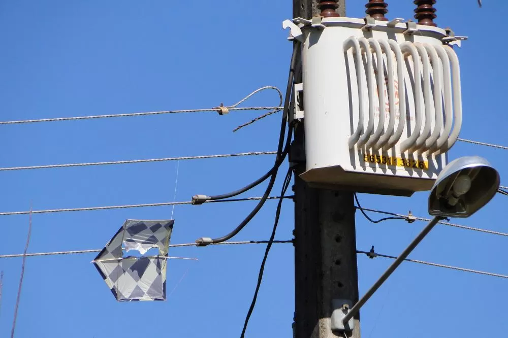 Copel alerta sobre riscos de soltar pipas próximo da rede elétrica
