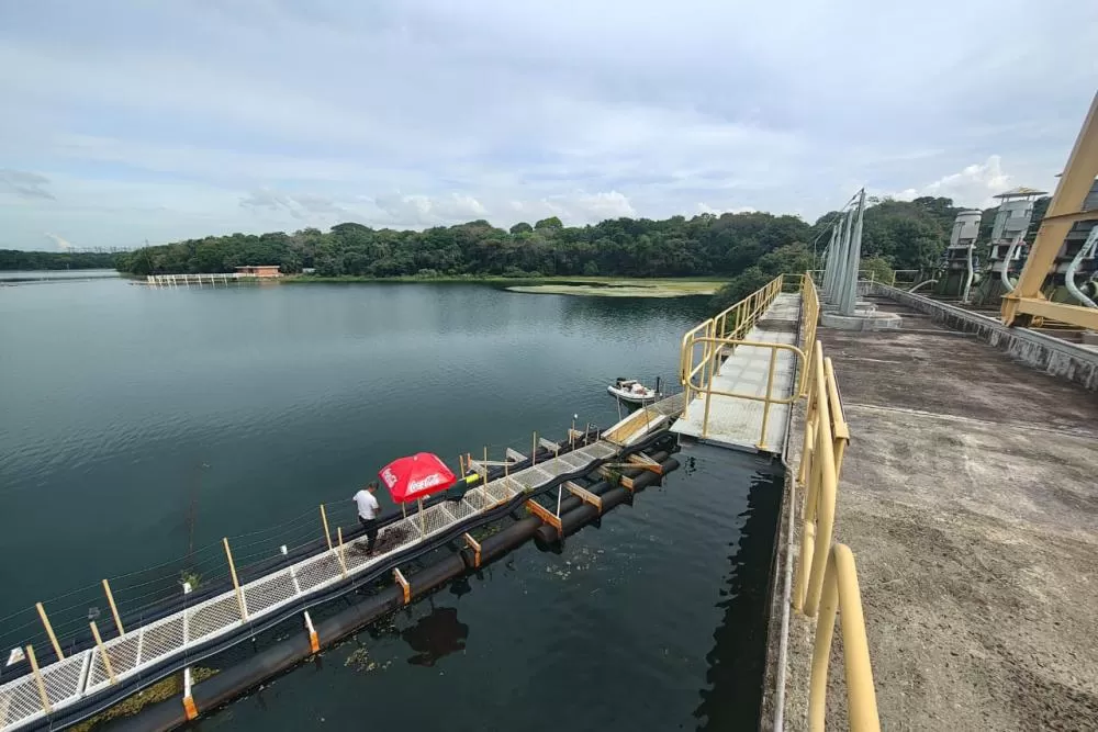 Sanepar usa mergulhadores para inspecionar tubulação de captação de água Foto: Sanepar