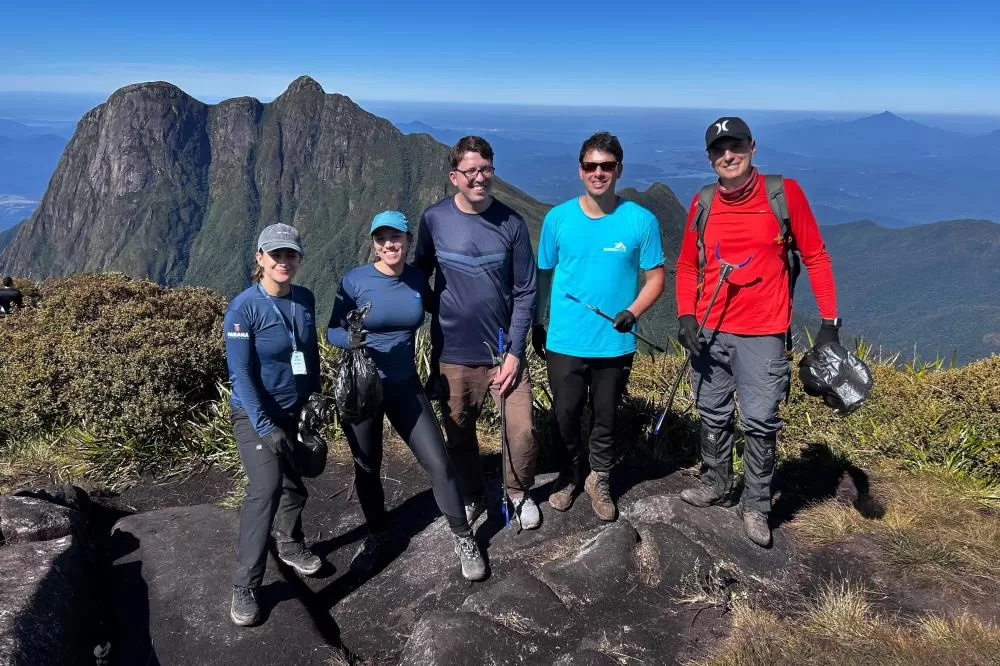 Mutirão voluntário organizado pelo Instituto Água e Terra recolher 25 quilos de lixo no Parque Estadual Pico Paraná Foto: IAT-PR