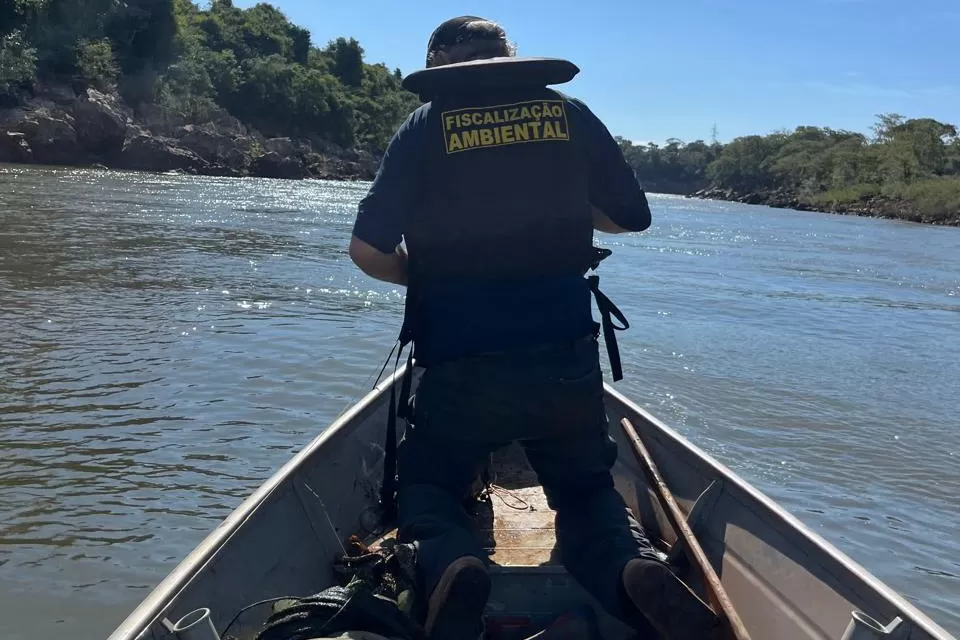 Operação de fiscalização contra a pesca predatória no Oeste e Noroeste do Paraná terminou com a aplicação de R$ 4 mil em multas e o recolhimento de materiais proibidos Foto: IAT Umuarama