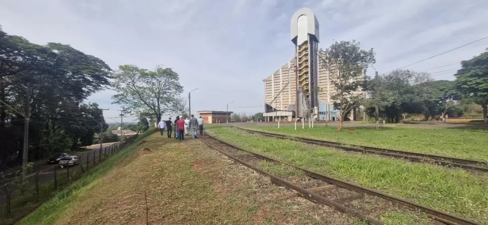 Legenda foto UNOPS: Equipe técnica em visita à unidade armazenadora de Cambé, no Paraná. Foto: Roberta Macedo/Unops.