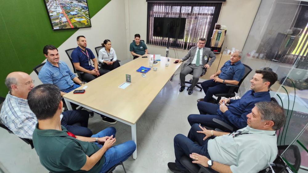 Legenda: Encontro de diretores do PTI e da Coopavel, na tarde desta quarta-feira Crédito: Assessoria