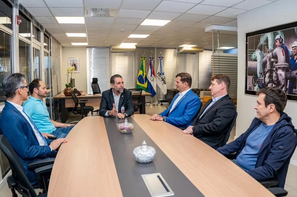 Diretor-geral brasileiro Enio Verri (ao centro).