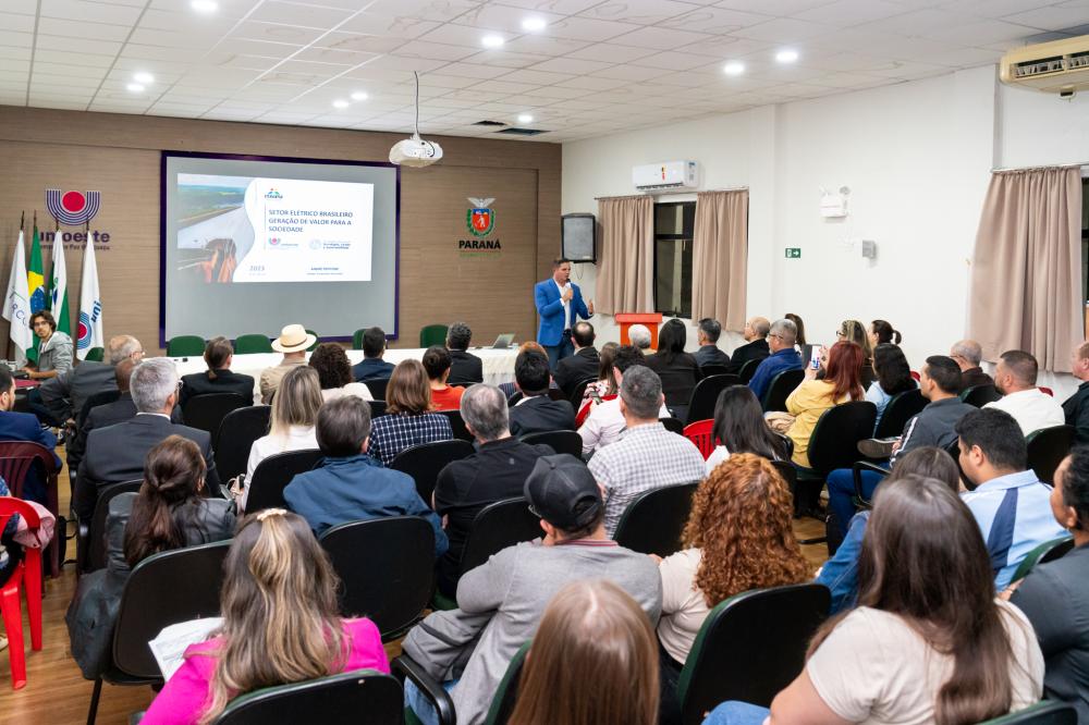 Auditório da Unioeste ficou lotado de alunos, professores e empregados da Itaipu. Foto: Sara Cheida/Itaipu Binacional 