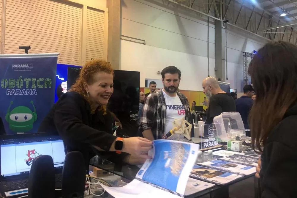 Cerca de 2.400 estudantes da rede estadual de ensino de Curitiba e da Região Metropolitana participaram nesta sexta-feira (23) da primeira edição da feira de Cursos e Profissões Universo UFPR 2025. O evento, promovido pela Universidade Federal do Paraná (