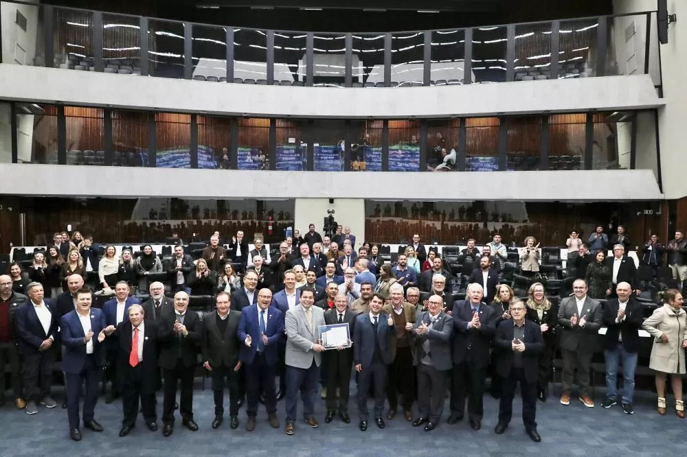 Cohapar celebra marca de 372 mil famílias beneficiadas com homenagem na Assembleia Foto: Rogério Machado/ALEP