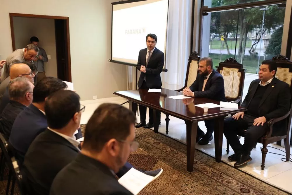 A reunião, no Salão Nobre da Assembleia, reuniu deputados e deputadas estaduais que receberam orientações do passo a passo de como fazer as indicações parlamentares para o orçamento de 2026. Créditos: Orlando Kissner/Alep