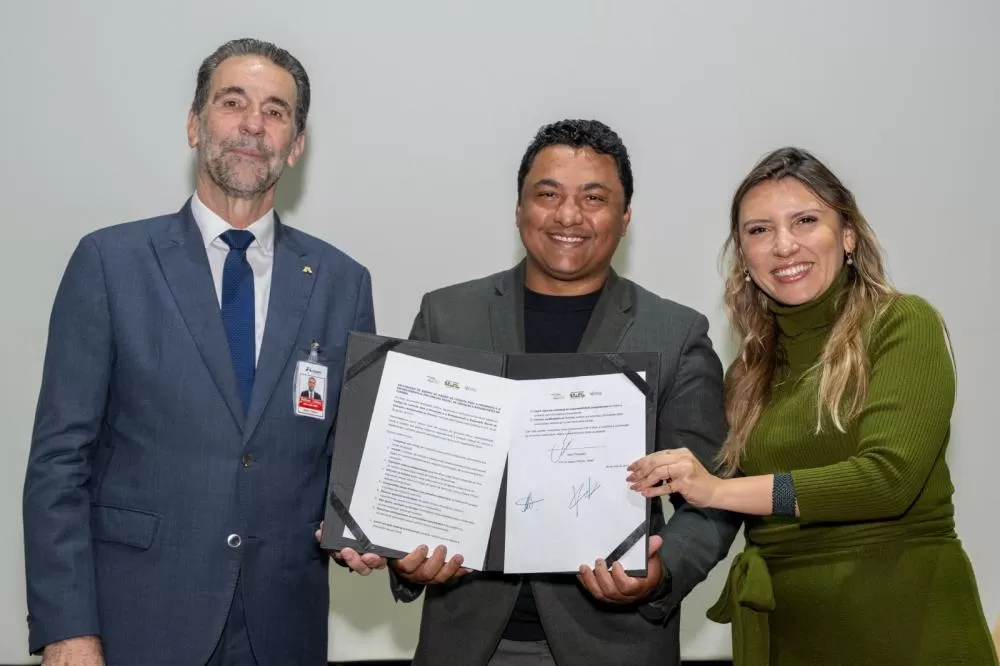 Enio Verri (Itaipu), Yuri Benites (Itaipu Parquetec) e Ana Carla Lopes (Ministério do Turismo). Foto: William Brisida/Itaipu Binacional.