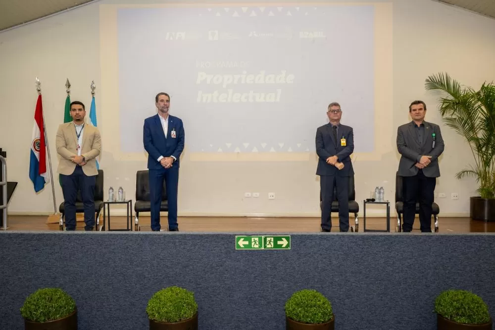 Da direita para a esquerda na foto: Iggor Gomes Rocha, diretor administrativo da Itaipu; Enio Verri, diretor-geral brasileiro da Itaipu; Júlio César Moreira, presidente do INPI; e Irineu Colombo, diretor-superintendente do Itaipu Parquetec. Créditos das 