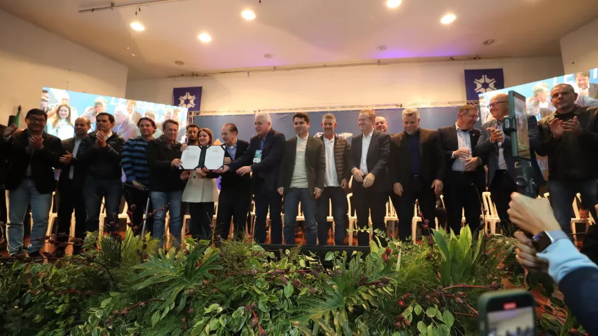 Demandas foram entregues durante a Sessão Especial realizada na noite de quinta-feira (6), em Campo Mourão. Créditos: Valdir Amaral/Alep