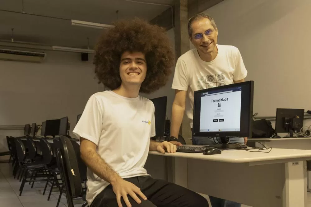 Aluno da UEM vence hackathon com IA para diagnosticar doenças em amostras de sangue - Nuno Abilio, de Ciência da Computação e professor Yandre Costa Foto: UEM