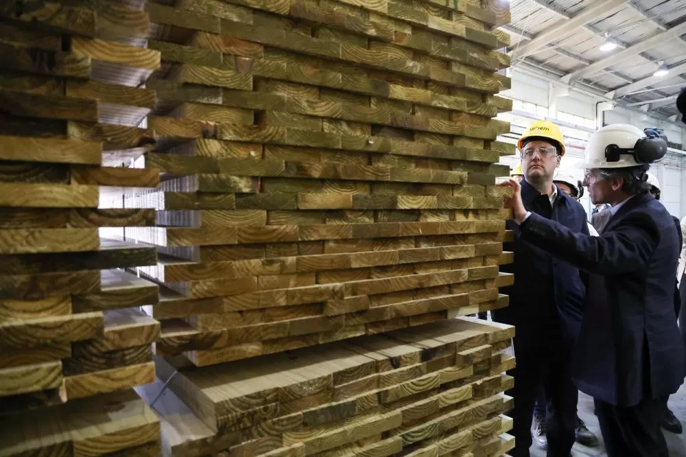 O governador Carlos Massa Ratinho Junior visitou nesta quarta-feira (11) a Urbem, indústria focada na fabricação de madeira engenheirada – material que passa por um pré-processamento para ser usado na construção civil. Foto: Jonathan Campos/AEN