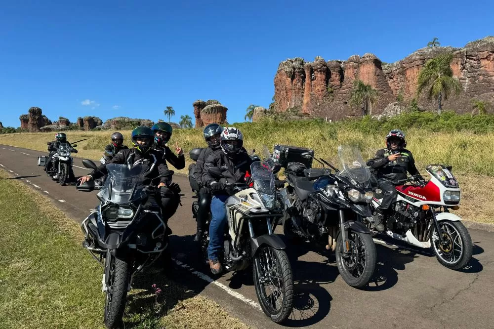 Turismo sobre rodas: 300 motociclistas movimentaram os atrativos dos Campos Gerais Foto: Viaje Paraná