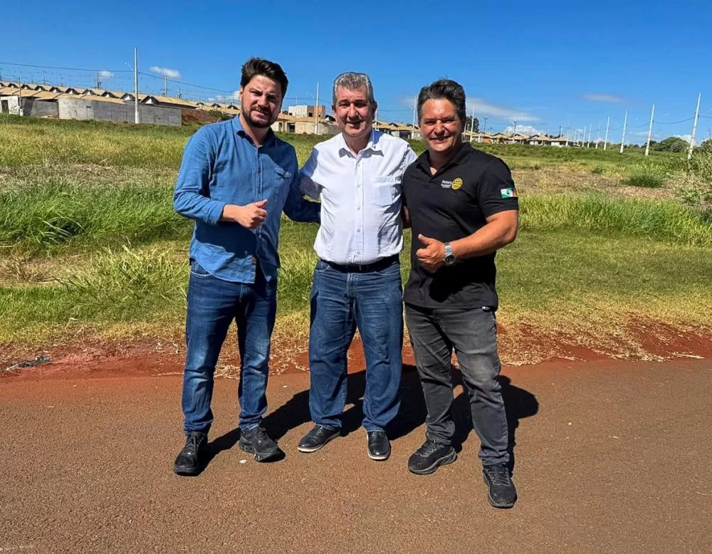 Deputado Bazana, prefeito Rafael Cita e vereador Sorriso em frente ao terreno onde será construído o CMEI