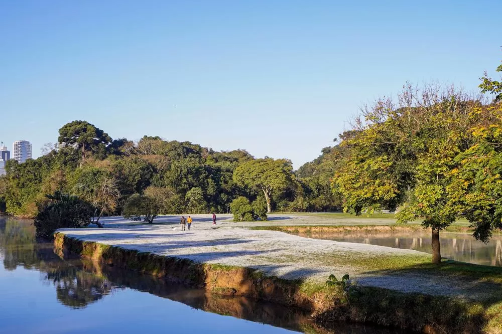 Quarta-feira trouxe menor temperatura do ano ao Paraná e geada na Capital Foto: Arnaldo Neto/AEN