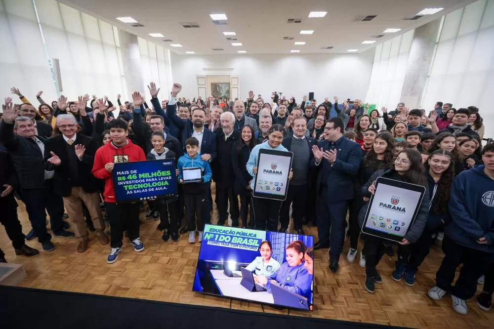 O governador em exercício Darci Piana participa nesta terça-feira (1), da entrega de 25.040 tablets para escolas da rede estadual Foto: Geraldo Bubniak/AEN
