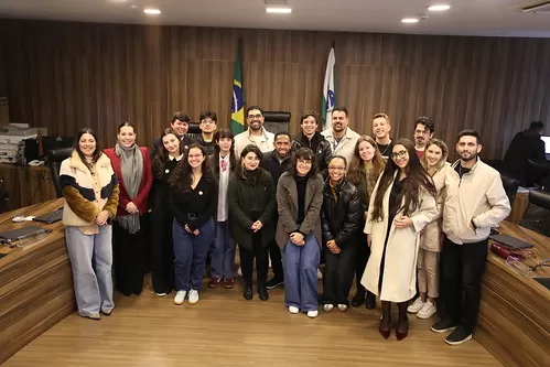 As singularidades da comunicação institucional e do jornalismo político, bem como os diferenciais exigidos pela prática na Assembleia Legislativa do Paraná — realizada por assessores parlamentares, jornalistas da instituição e repórteres — foram tema de u
