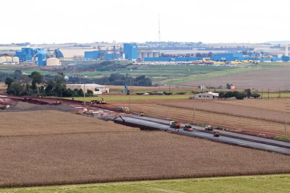 Trecho próximo ao trevo de acesso ao complexo agroindustrial da C.Vale está recebendo asfalto Foto: C Vale