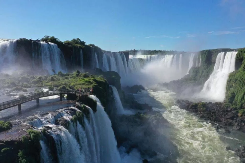 Alta de 23,7%: Paraná recebe mais de 627 mil turistas estrangeiros no 1º semestre Foto: Urbia Cataratas – Parque Nacional do Iguaçu