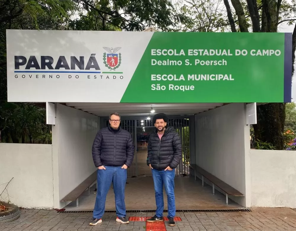 O vereador Fernando Nègre com o Diretor da Escola Estadual, Jacson Luft