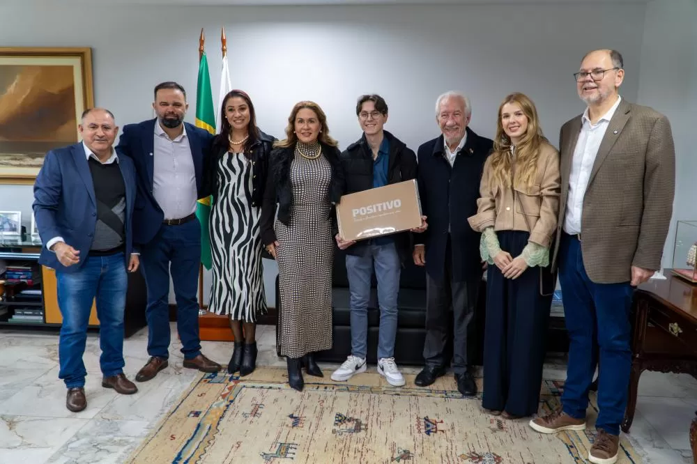 Parananese que vai representar Brasil em Olimpíada de IA ganha notebook e conta trajetória Foto: Felipe Henschel