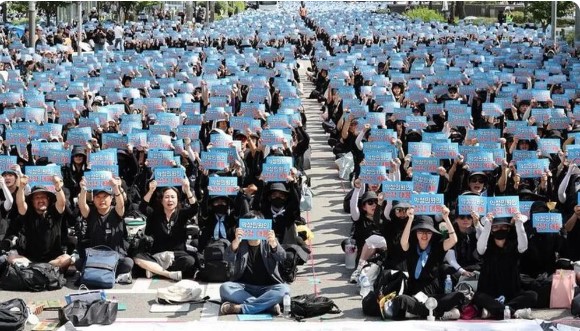 Suicídio de professora provocou enormes protestos em Seul — Foto: News1/via BBC