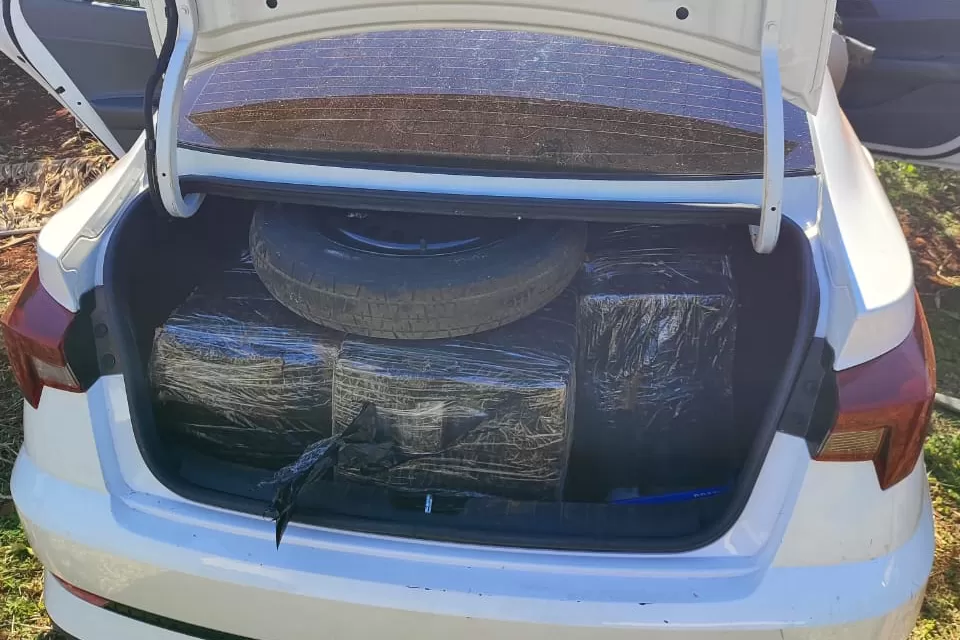 Perseguição na BR-277: PCPR, PMPR e PRF interceptam carro com 468 kg de drogas no Oeste Foto: PCPR