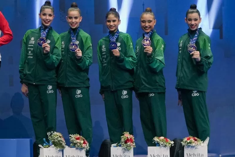 Mariana Vitória Gonçalves Pinto (segunda da direita para esquerda) no pódio em Milão pela conquista do ouro inédito na Copa do Mundo de Ginástica Olímpica. Foto: Divulgação