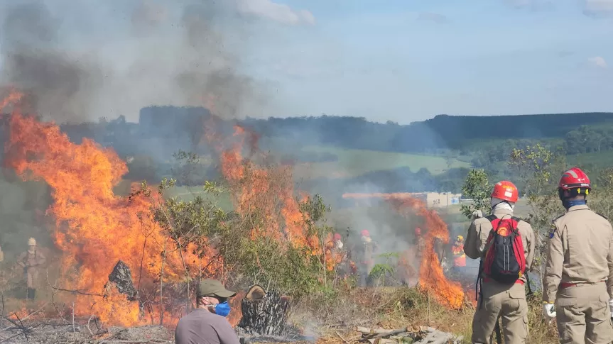 De acordo com o Corpo de Bombeiros, 90% dos incêndios têm origem em ações humanas, o que reforça a importância da atuação preventiva. Créditos: IAT