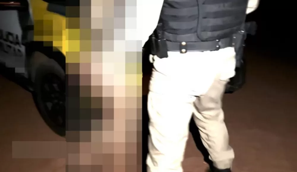 Em relato postado com o vídeo, a mulher explicou que o marido é “corninho” e topou o ato com o PM (Foto: Reprodução).