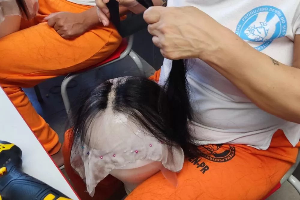 Reintegração social e solidariedade: mulheres privadas de liberdade produzem próteses capilares para pacientes com câncer Foto: PPPR
