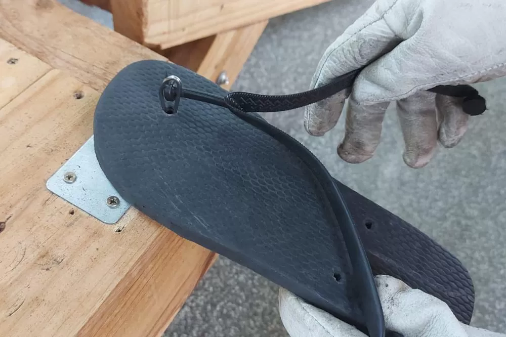 Detentos produzem mais de mil pares de chinelos por mês na Penitenciária de Foz do Iguaçu Foto: PPPR