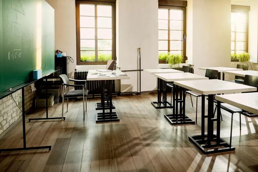 Sala de aula em uma escola - Foto: Freepik