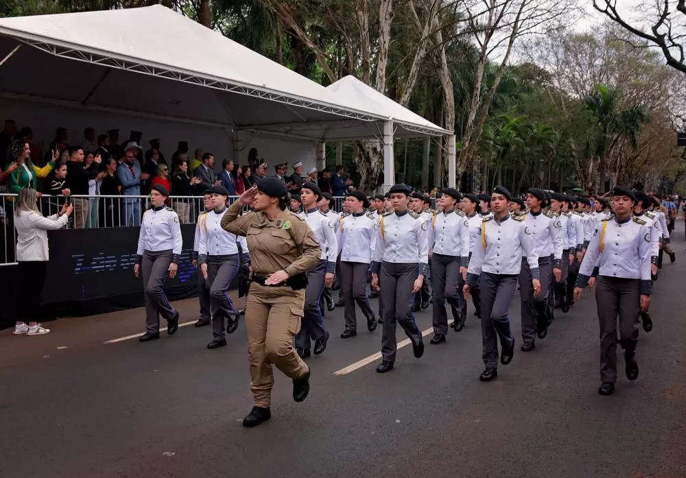 Avenida Paraná reúne 15 mil pessoas no desfile de 7 de Setembro em Foz do Iguaçu